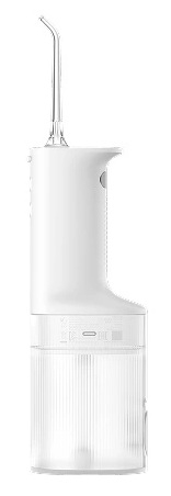 Biały irygator do jamy ustnej. Ma przezroczystą dyszę, biały korpus i przezroczysty, żebrowany zbiornik na wodę. Urządzenie jest na białym tle.