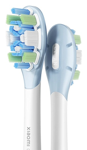 Dwie jasno niebieskie i białe główki szczoteczki elektrycznej. Jedna pokazuje włosie w kolorze zielonym, białym i niebieskim. Druga ma etykietę CLEAN.