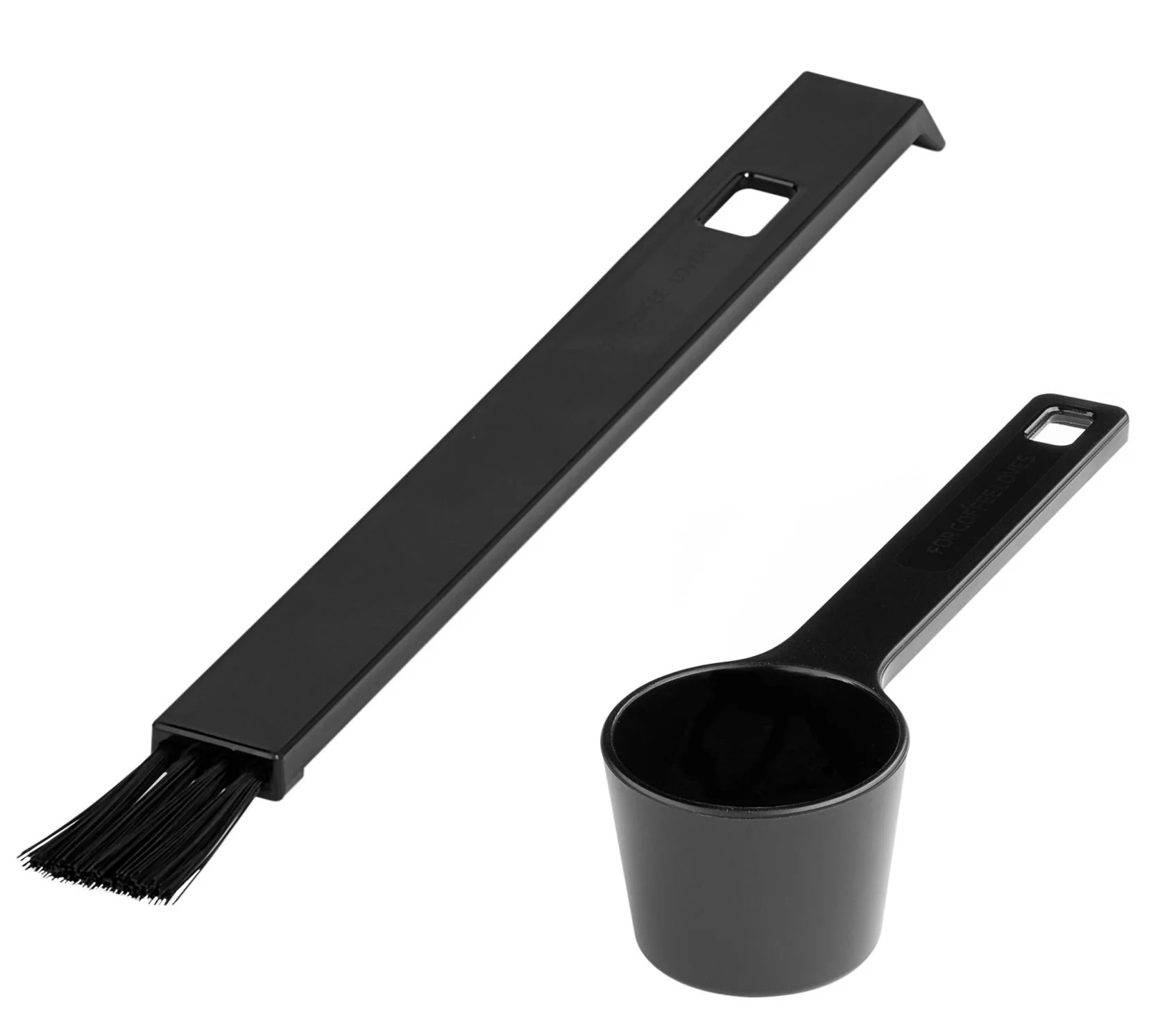 Dwa czarne akcesoria do kawy: szczotka i miarka. Oba mają otwór do zawieszania. Szczotka ma włosie.