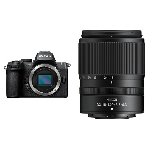 Siyah bir Nikon fotoğraf makinesi ve bir lens. Fotoğraf makinesinin gümüş renkli bir lens yuvası var. Lensin odak uzaklıkları için numaraları var.