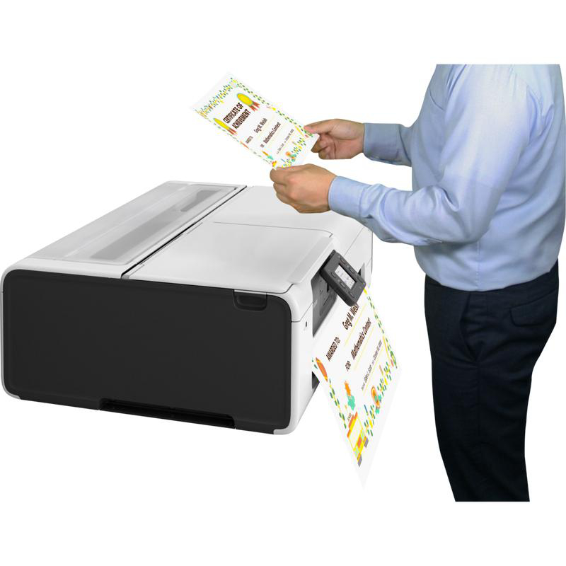 Eine Person hält eine Leistungsurkunde, die von einem schwarz-weißen Drucker ausgedruckt wurde. Die Urkunde hat bunte Illustrationen.