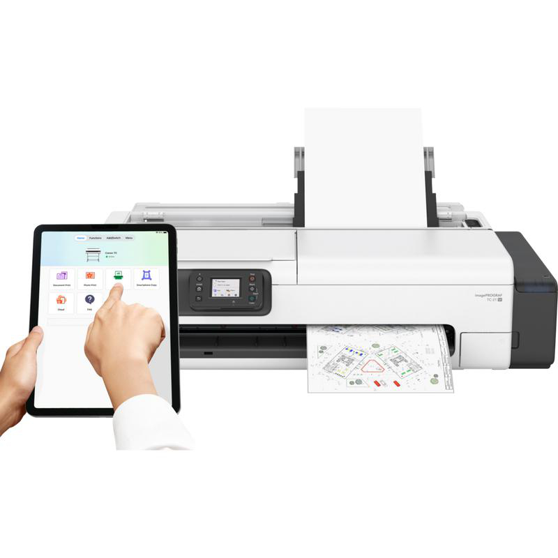 Eine Person steuert einen Großdrucker über ein Tablet. Der Drucker druckt einen Bauplan. Weißes Papier liegt im Drucker.