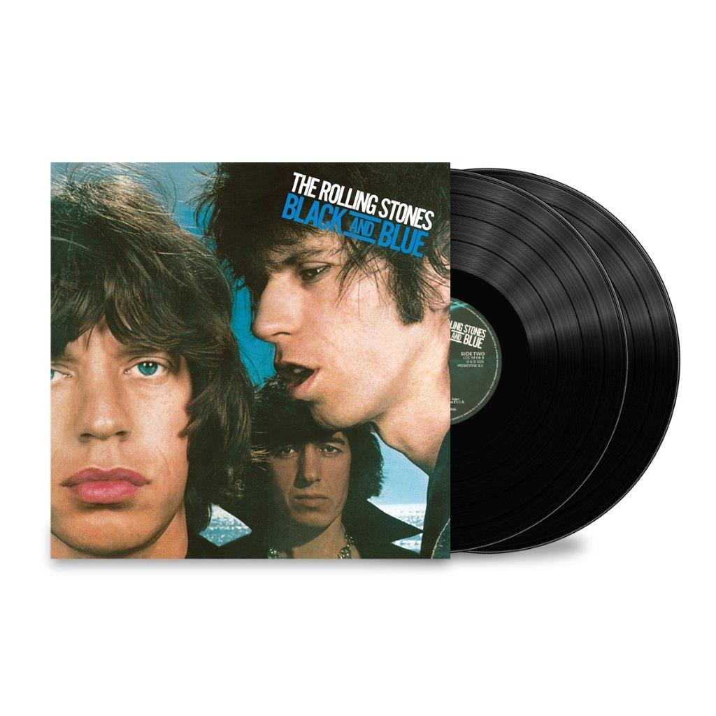 Albumcover von The Rolling Stones, 'Black and Blue', mit drei Bandmitgliedern und Schallplatten.