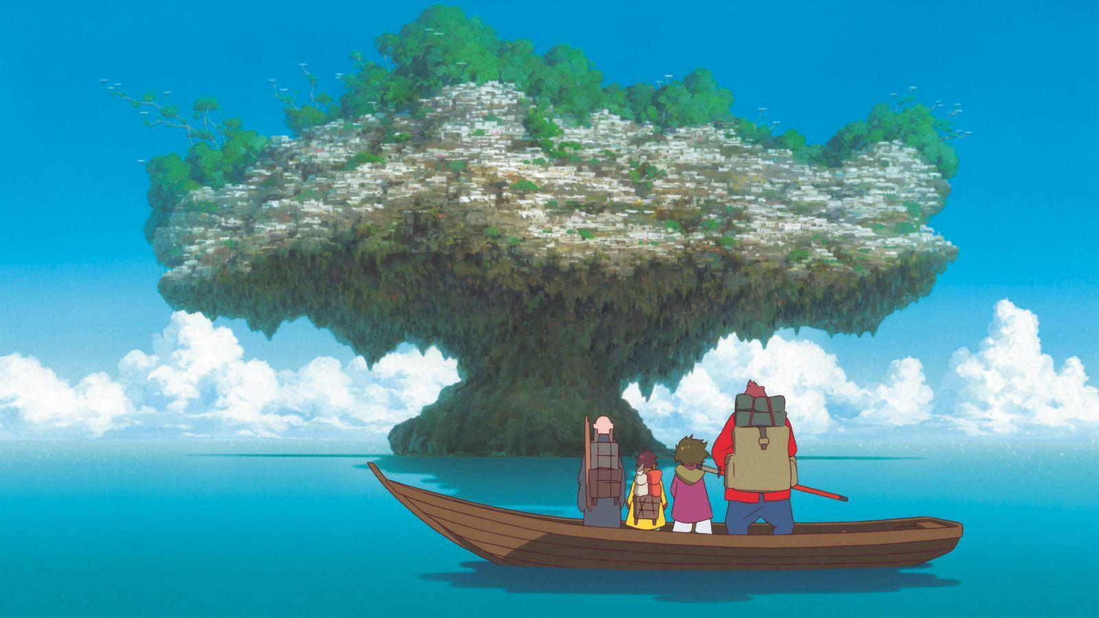 Ein Boot mit vier Personen segelt auf ein baumförmiges Inseldorf zu. Blaues Wasser, Himmel und Wolken bilden den Hintergrund.