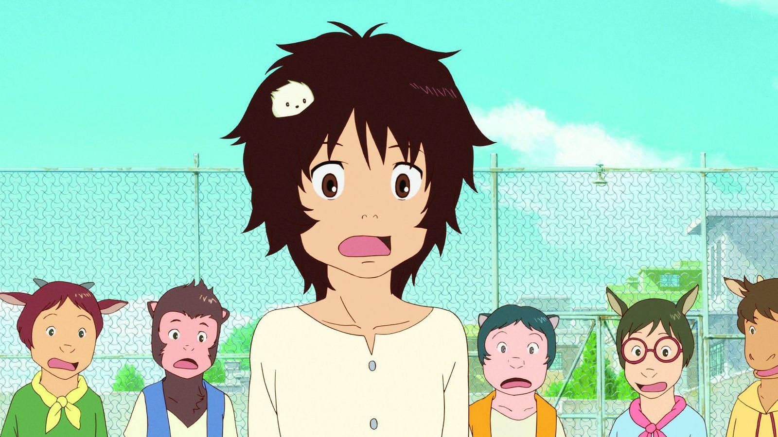 Ein Bild im Anime-Stil. Eine Person steht im Zentrum mit anderen drumherum, alle sehen überrascht aus. Im Hintergrund sind ein Zaun und blauer Himmel.