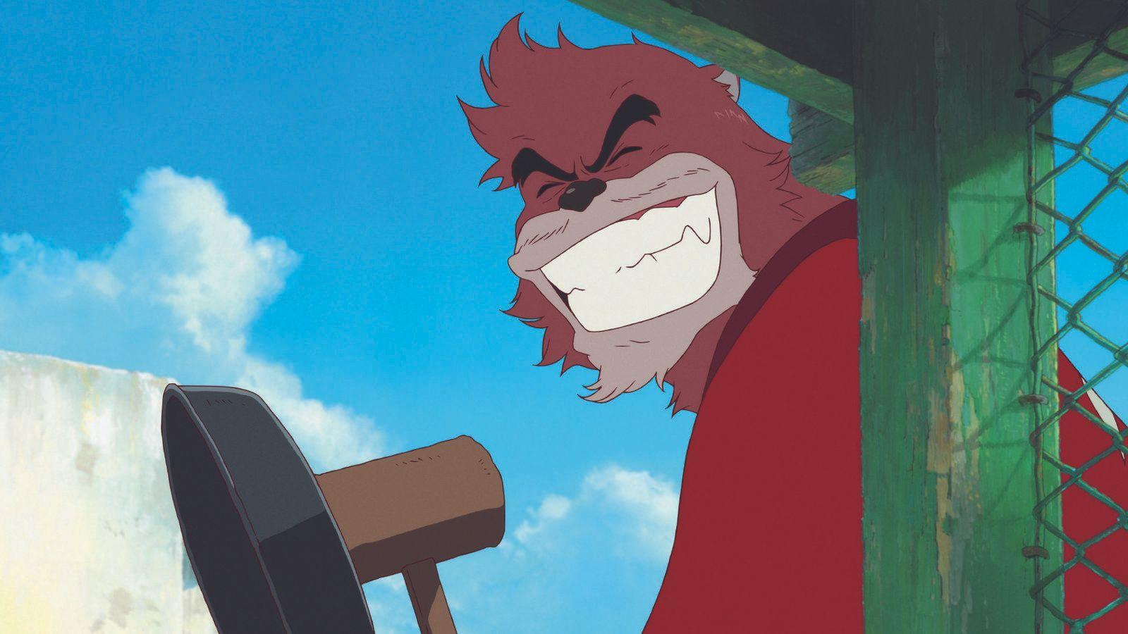 Ein lächelnder, bärenartiger Charakter mit rotem Fell und Kleidung. Er hält einen Hammer, im Hintergrund ein blauer Himmel und ein Zaun.