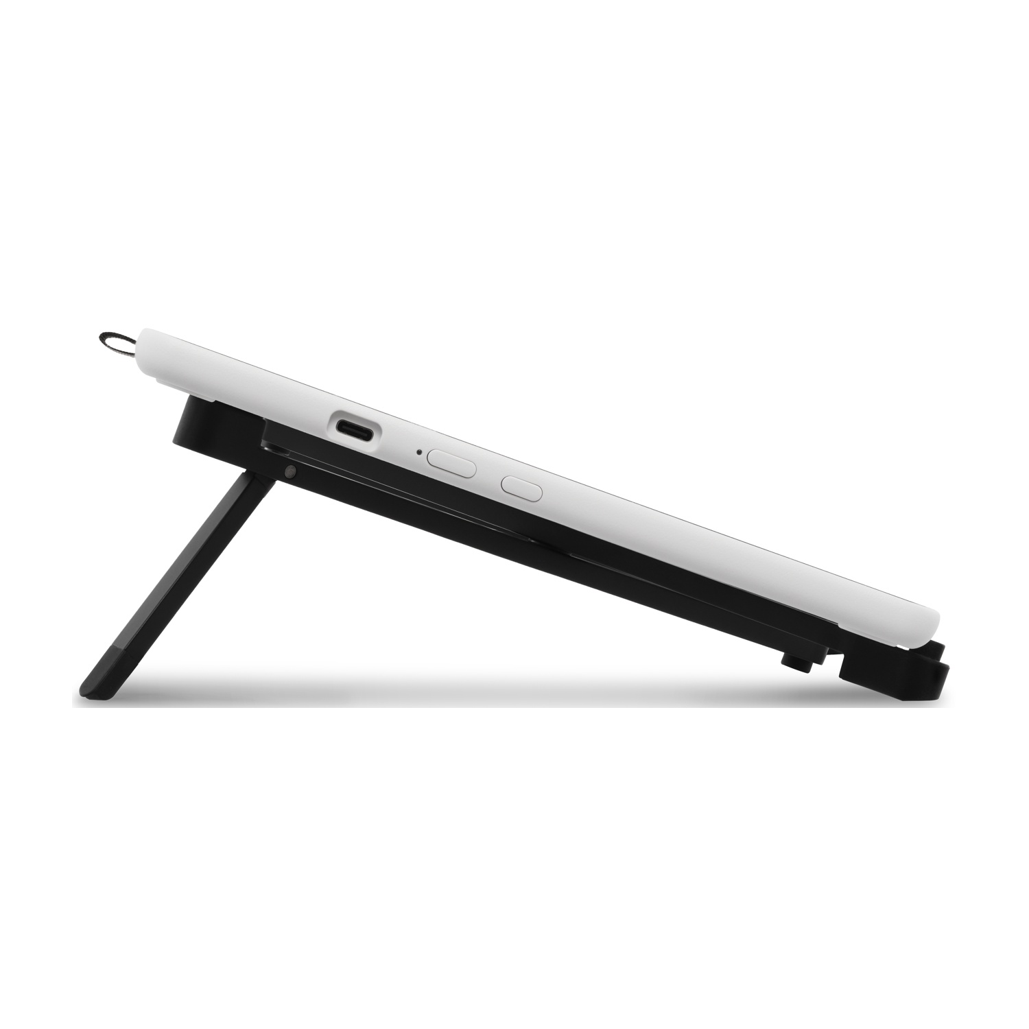 Un tablet bianco e nero è appoggiato su un supporto nero. Il tablet ha pulsanti e una porta di ricarica. Lo sfondo è bianco.