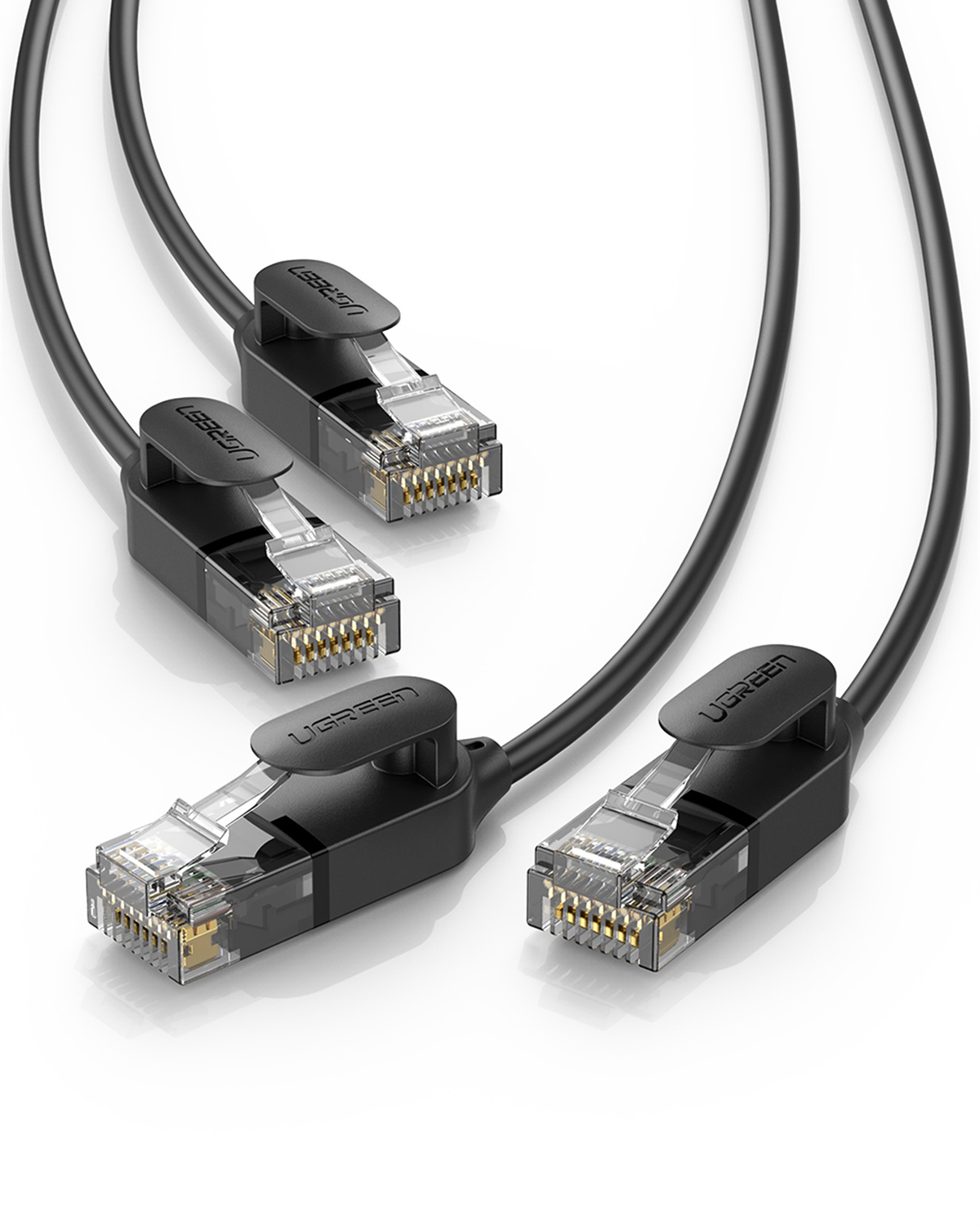Beyaz zemin üzerinde şeffaf plastik konektörlü dört siyah UGREEN Ethernet kablosu. Konnektörlerin altın iğneleri vardır.