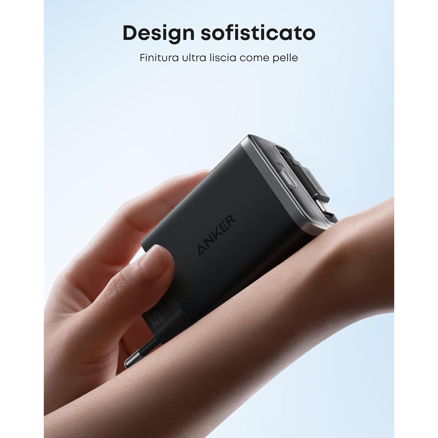 Una mano tiene in mano un caricabatterie nero Anker. Il testo recita 'Design sofisticato' e 'Finitura ultra liscia come pelle'.