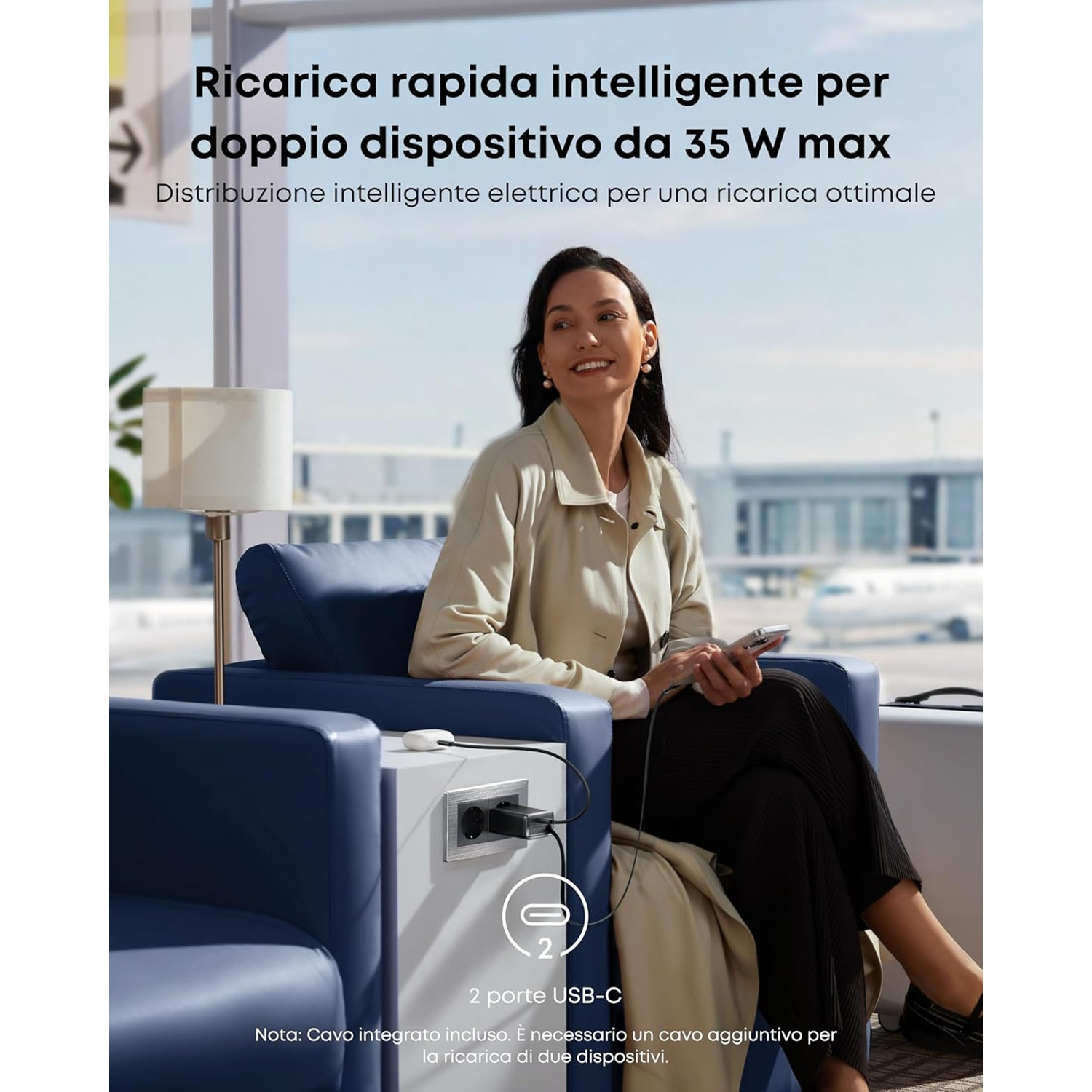 Donna seduta, tiene in mano un telefono vicino a una stazione di ricarica. Il testo evidenzia la ricarica rapida per due dispositivi e 2 porte USB-C.