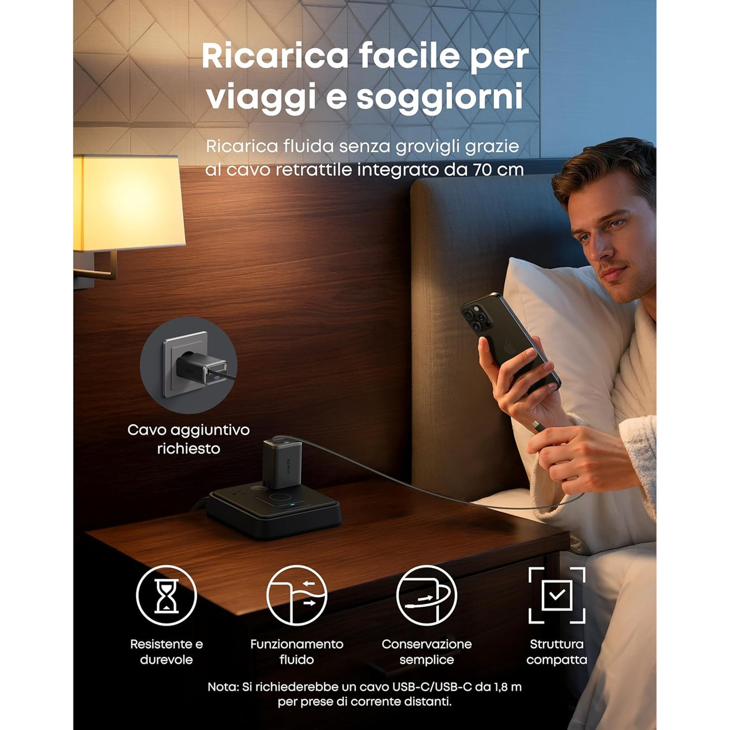 Uomo tiene telefono vicino a stazione di ricarica su comodino. Il testo descrive il dispositivo e le sue caratteristiche.
