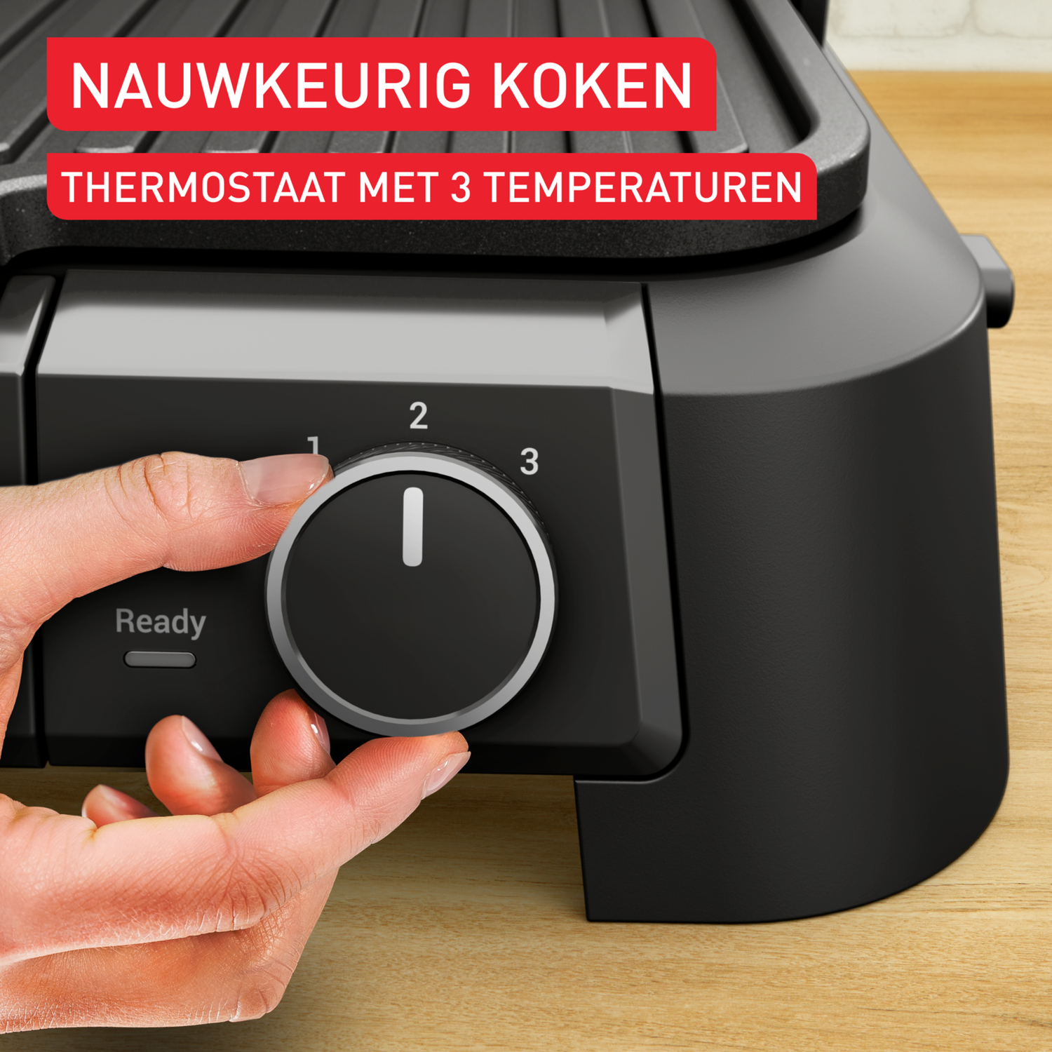 Une main tourne un cadran noir sur un grill, réglant la température de 1 à 2. Le texte indique 'NAUWKEURIG KOKEN' et 'THERMOSTAAT MET 3 TEMPERATUREN'.