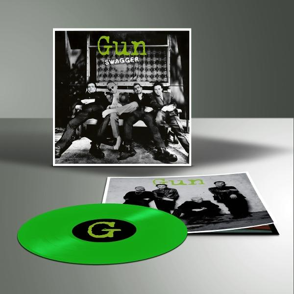 Albumcover "Gun Swagger" und grüne Vinyl. Bandmitglieder sitzen. Text "Gun Swagger" in Grün. Vinyl mit schwarzem Mittelteil und "G".