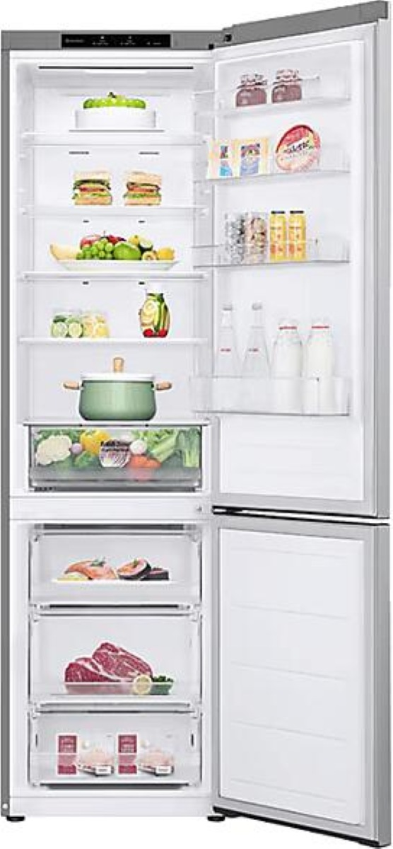Otwarta lodówka wypełniona jedzeniem: owoce, kanapki, warzywa, mleko i mięso. Lodówka jest srebrna.