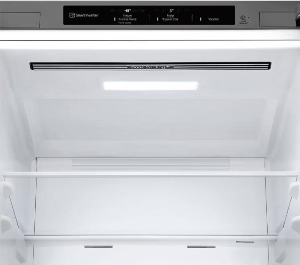 Pokazano wnętrze białej lodówki. Na górze znajdują się elementy sterujące. Poniżej znajduje się światło i widoczne półki.