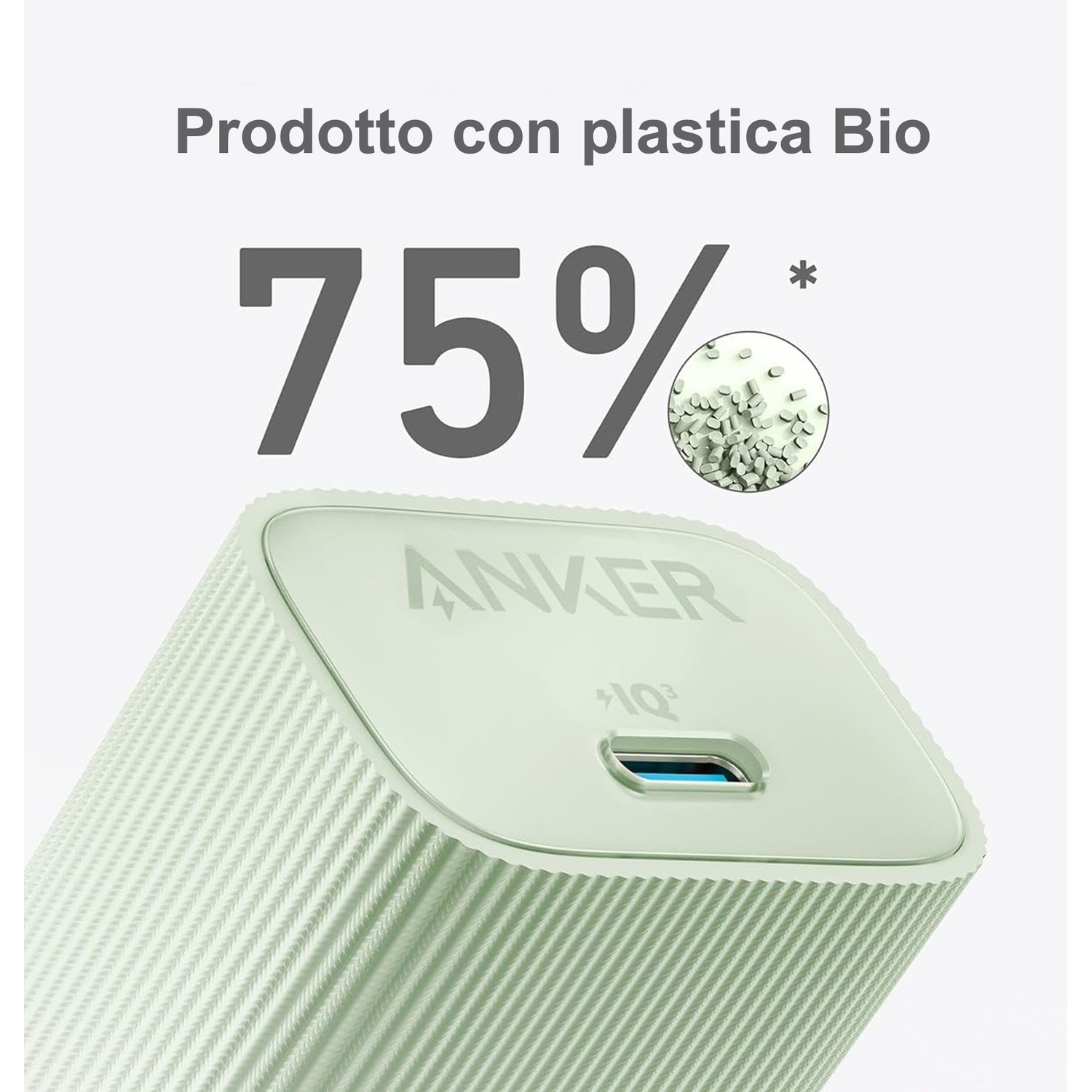 Caricatore Anker con 75% di plastica bio. Colore verde chiaro. Il caricatore ha una porta USB. Il testo sopra dice 'Prodotto con plastica bio'.