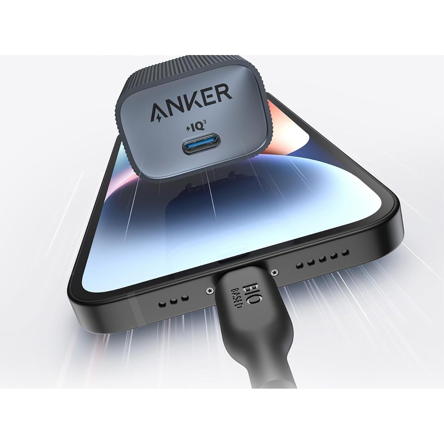 Caricabatterie Anker su un telefono. Il caricabatterie è grigio e nero, collegato al telefono con un cavo nero. Il telefono ha una cornice nera.