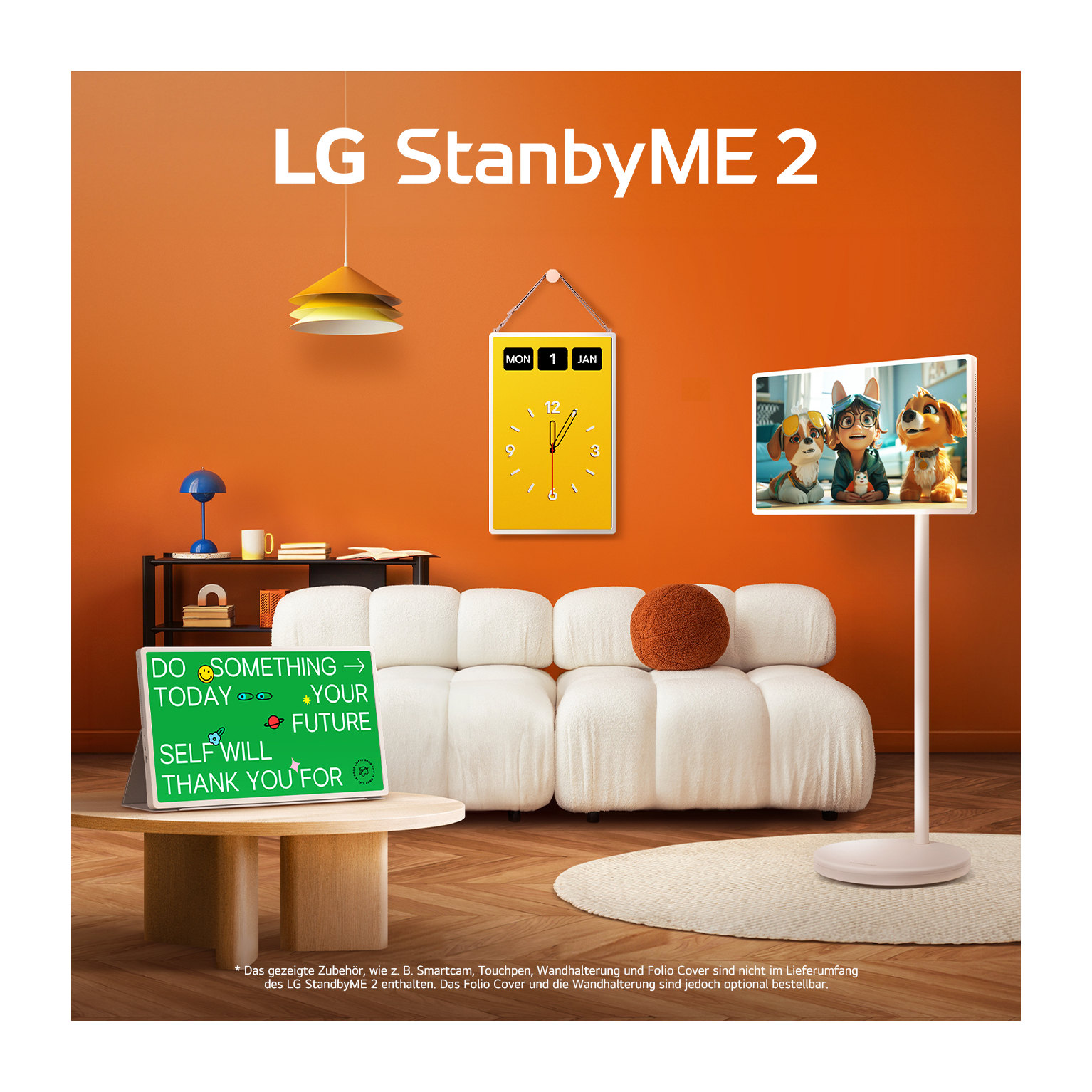 Orange Wand mit LG StanbyME 2 Werbung. Mit gelber Uhr, weißem Sofa und TV mit Zeichentrickhunden.