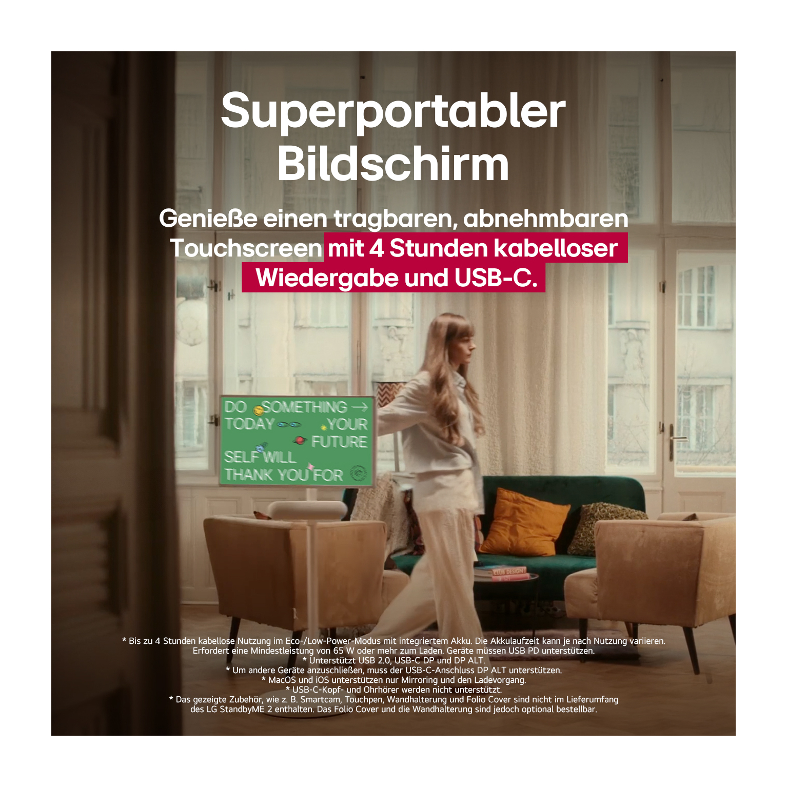 Eine Frau steht in einem Wohnzimmer in der Nähe eines Schildes mit der Aufschrift 'Do Something Today Your Future'.