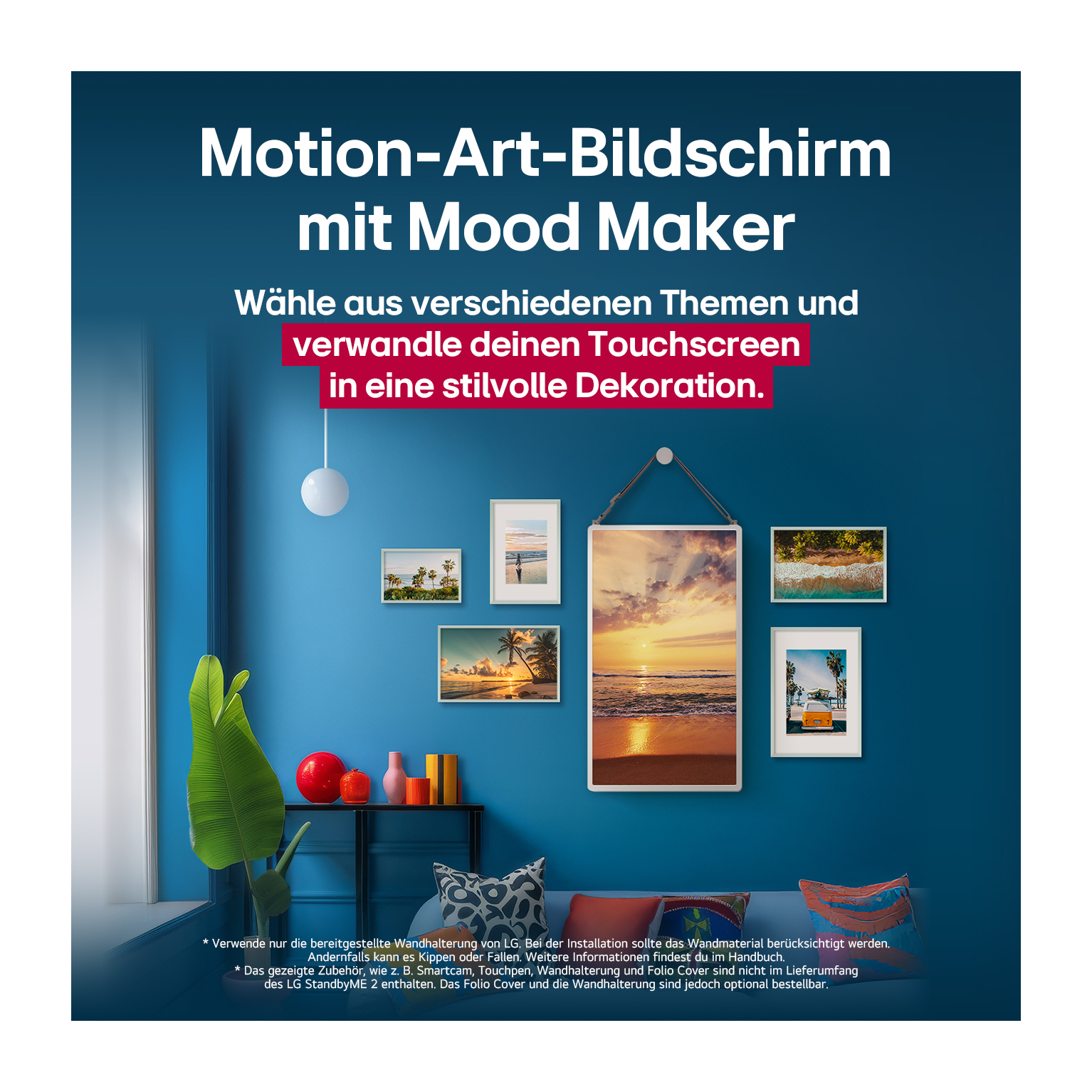 Blaue Wand mit gerahmter Kunst. Eine Pflanze und dekorative Gegenstände stehen auf einem schwarzen Tisch vor einem blauen Sofa.