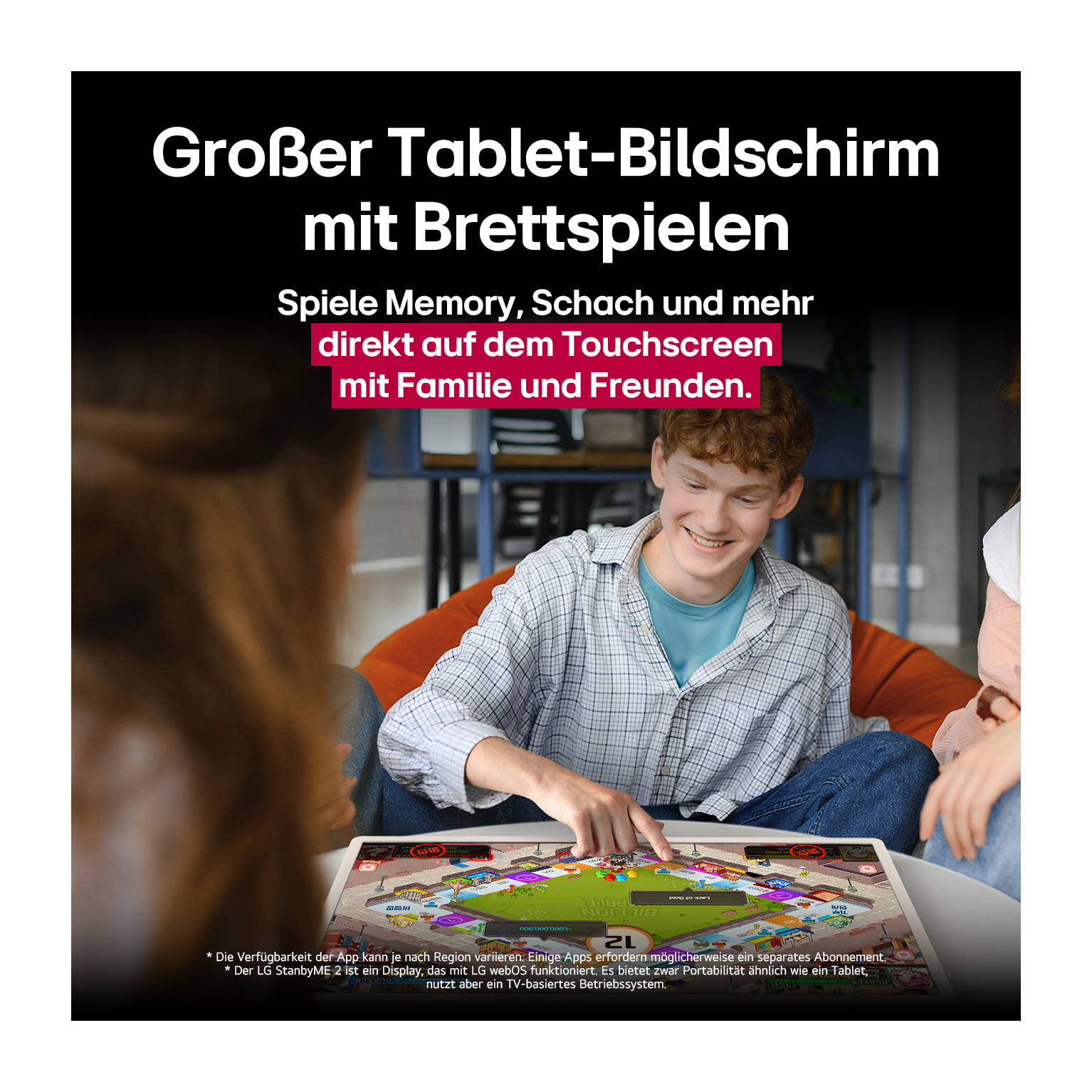 Eine Gruppe spielt ein Brettspiel auf einem Tablet. Ein lächelnder junger Mann zeigt auf den Bildschirm.