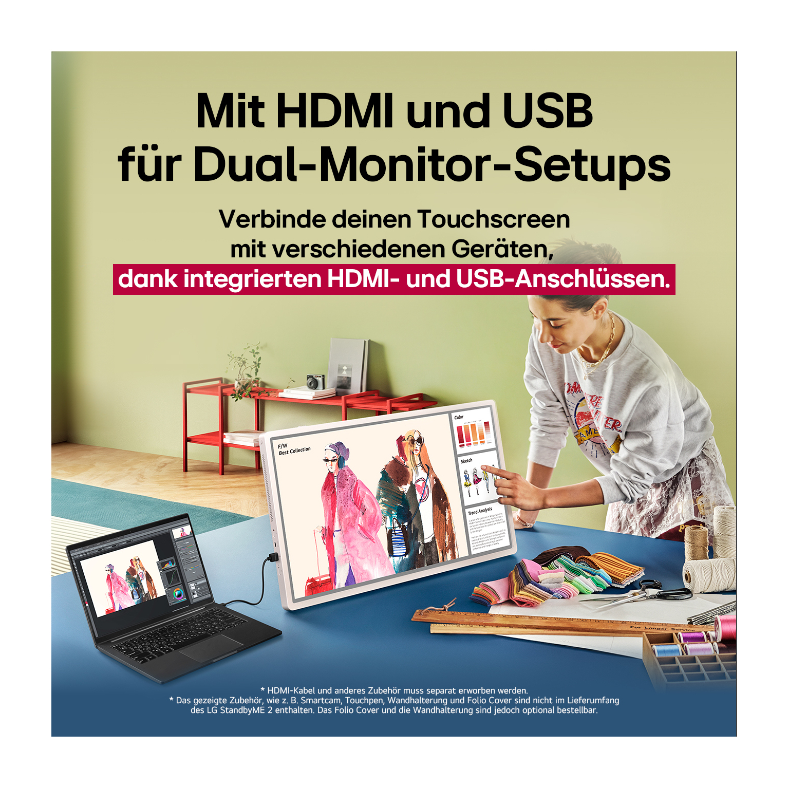 Eine Frau bedient einen Touchscreen-Monitor. Links steht ein Laptop. Der Monitor zeigt Mode-Skizzen. Nähutensilien liegen auf dem Tisch.