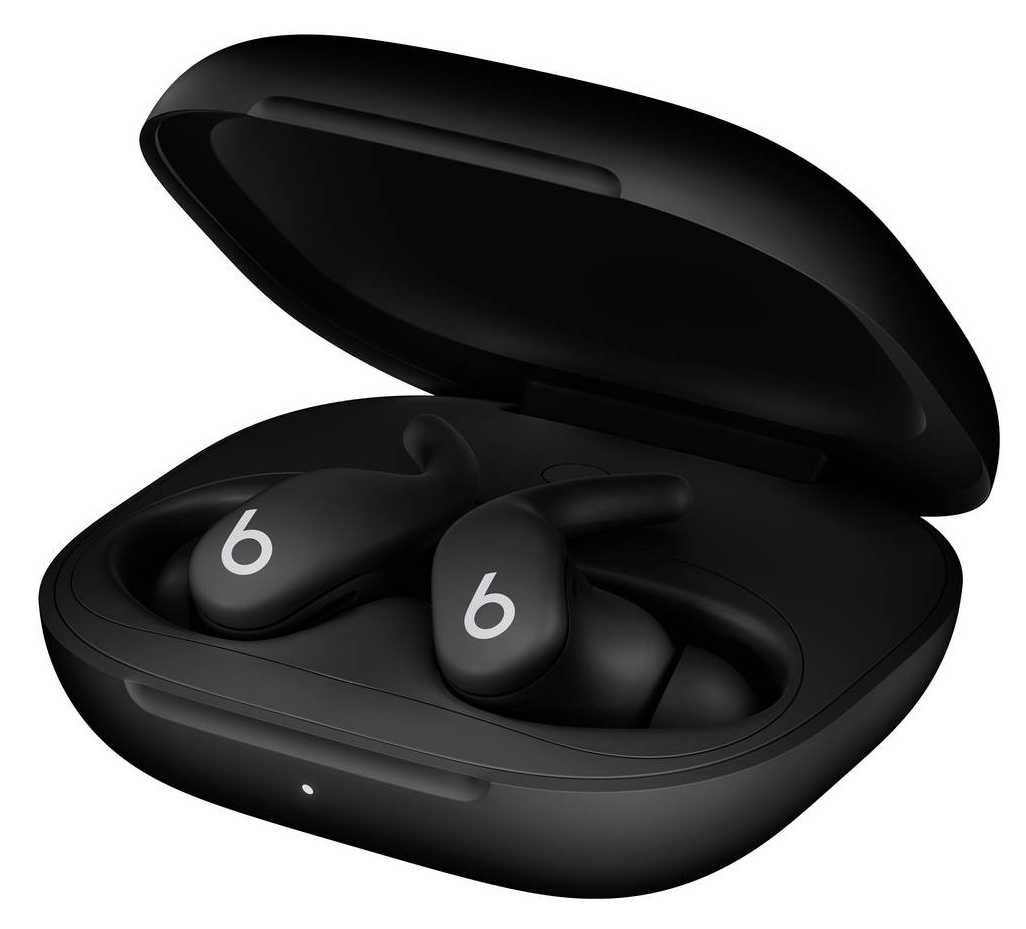 Czarne słuchawki Beats w otwartym czarnym etui. Każda słuchawka ma białe logo 'b'. Etui jest na białym tle.