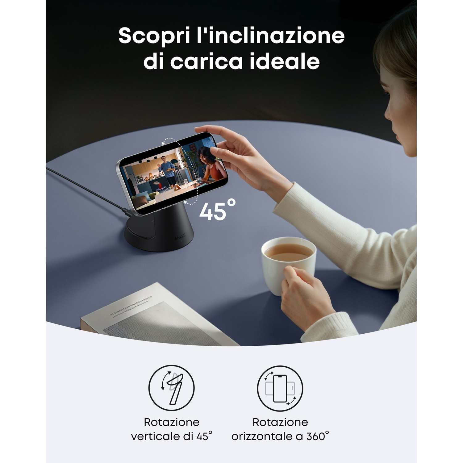 Una donna tiene in mano un telefono su un caricatore. Il telefono mostra un'immagine. Una tazza di caffè e un libro sono sul tavolo. Il testo dice '45°'.