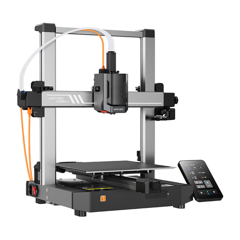 Egy 3D nyomtató szürke kerettel és fekete alkatrészekkel, Anycubic Kobra 3 modell, érintőképernyős kijelzővel. Narancssárga és fehér csövek láthatók.