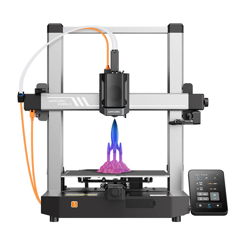 Egy 3D nyomtató rakétát nyomtat. A nyomtató ezüst és fekete, érintőképernyős kijelzővel. A rakéta kék és lila.