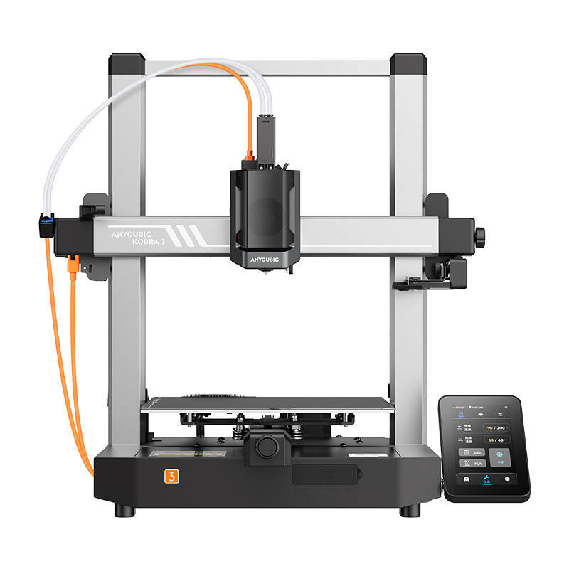 Egy 3D nyomtató, Anycubic Kobra 3 modell látható. Fekete-ezüst dizájnnal rendelkezik, egy csatlakoztatott vezérlőpanellel. Narancssárga és fehér kábelek láthatók.