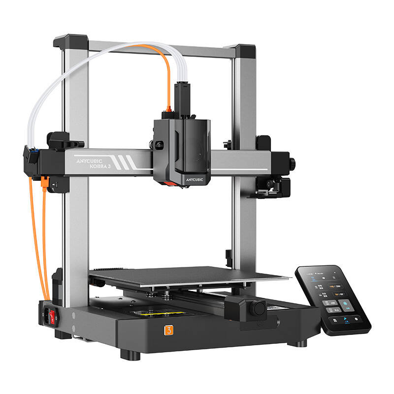 Egy 3D nyomtató, Anycubic Kobra 3, fekete-szürke dizájnnal. Van egy vezérlőpanelje és egy nyomtatóágya.