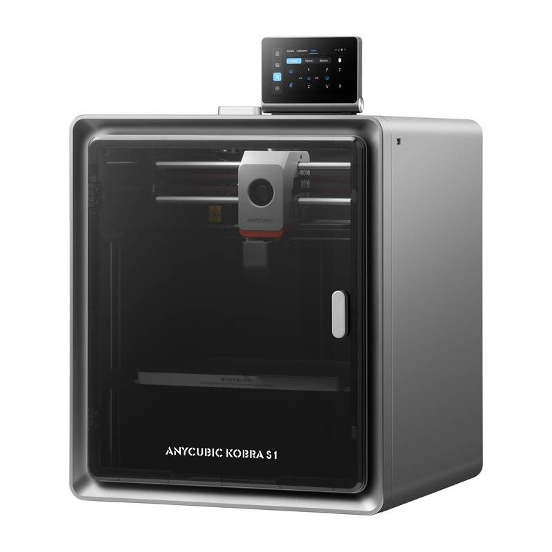 Egy szürke Anycubic Kobra S1 3D nyomtató. Felül egy képernyő, elöl üvegajtó található. A márkanév látható.