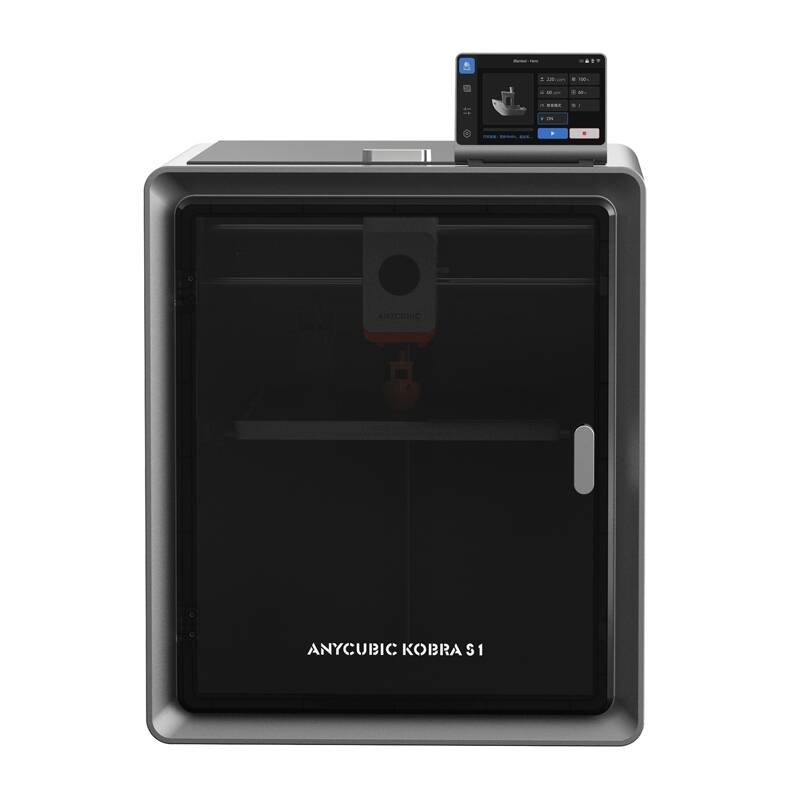 Egy 3D nyomtató, Anycubic Kobra S1, beállításokat mutató képernyővel. A nyomtató fekete, átlátszó ajtóval. Egy logó látható.