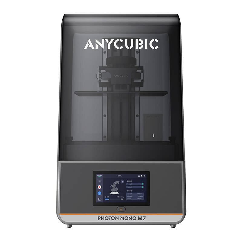 Egy 3D nyomtató Anycubic logóval. Van rajta egy kijelző és egy átlátszó fedél. A modell neve Photon Mono M7.