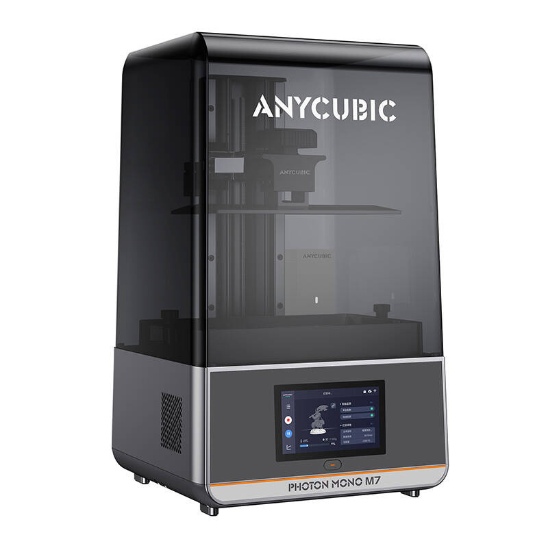 Egy 3D nyomtató fekete, átlátszó fedéllel. Van egy képernyője, amely egy modellt jelenít meg. A márka az Anycubic.