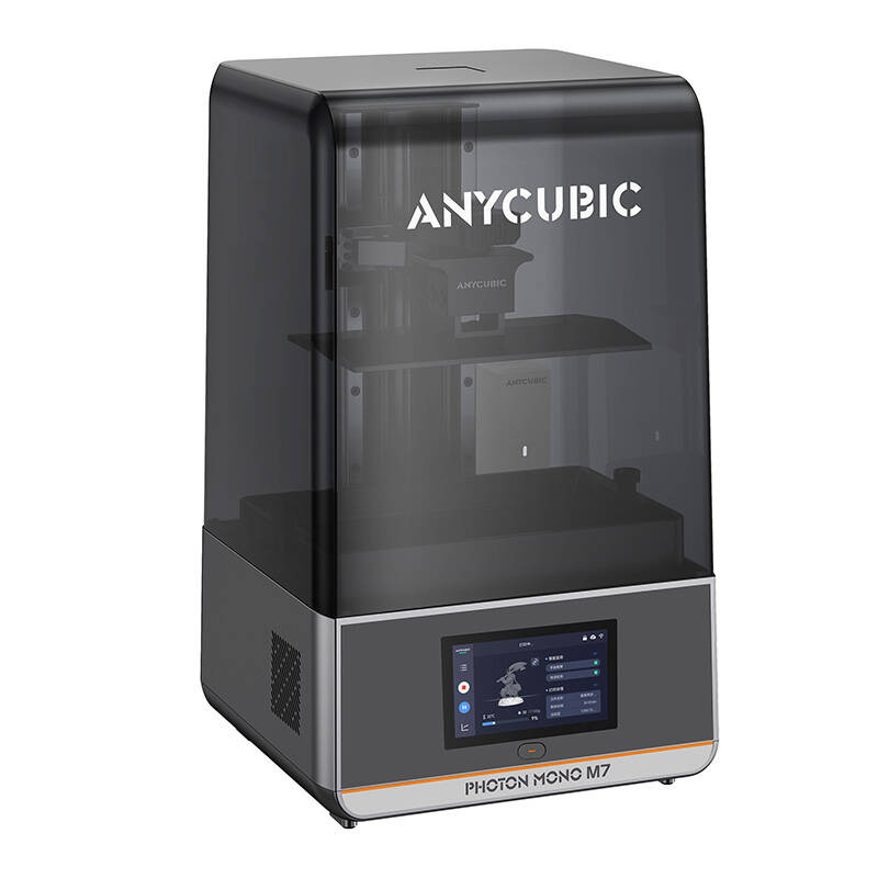 3D nyomtató átlátszó fedéllel. Az Anycubic logó látható. Az elején egy képernyő jeleníti meg a beállításokat és egy modellt.