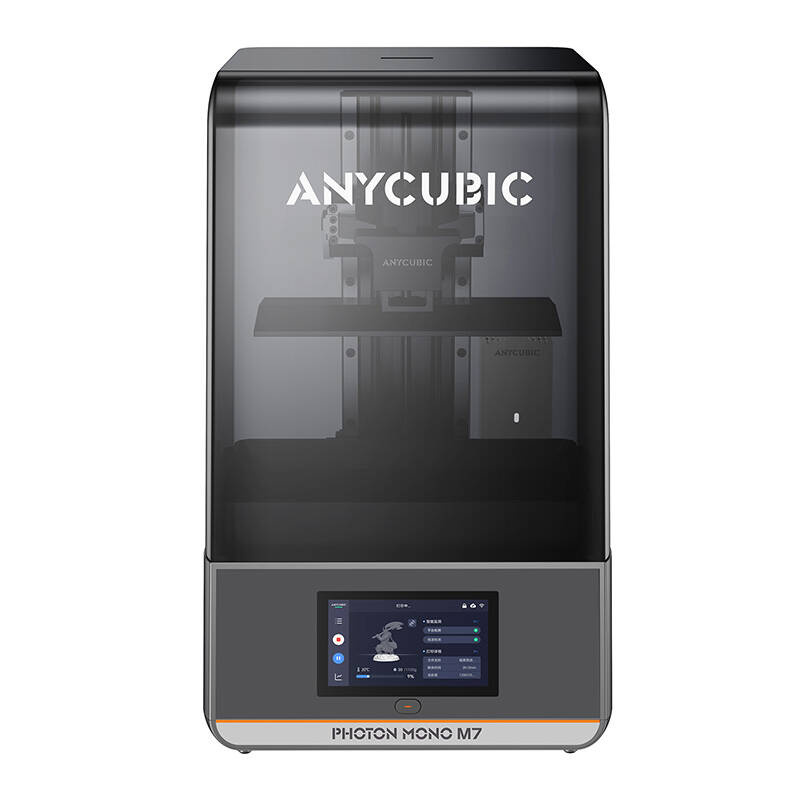 Egy szürke Anycubic Photon Mono M7 3D nyomtató. Van egy kijelzője, amely beállításokat és modellt mutat, alján a Photon Mono M7 névvel.