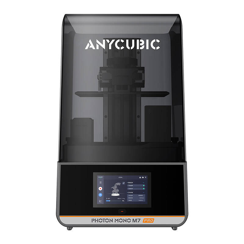 Egy 3D nyomtató, fekete, átlátszó borítással. A képernyő beállításokat mutat. A ANYCUBIC márkanév látható a tetején.