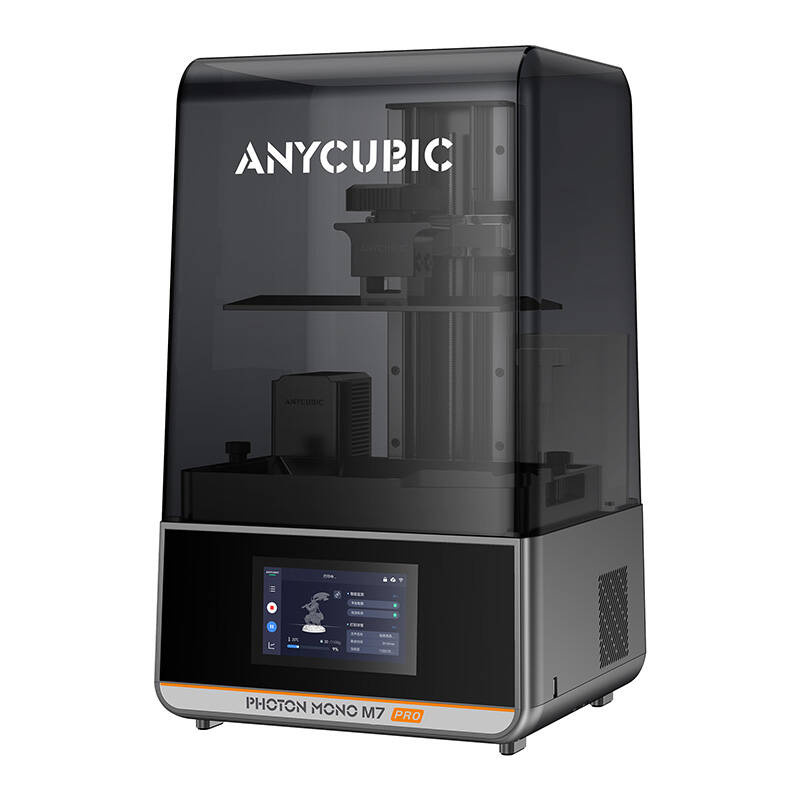 Egy 3D nyomtató Anycubic logóval. Van egy képernyője, amely beállításokat jelenít meg, a modell neve Photon Mono M7 Pro.