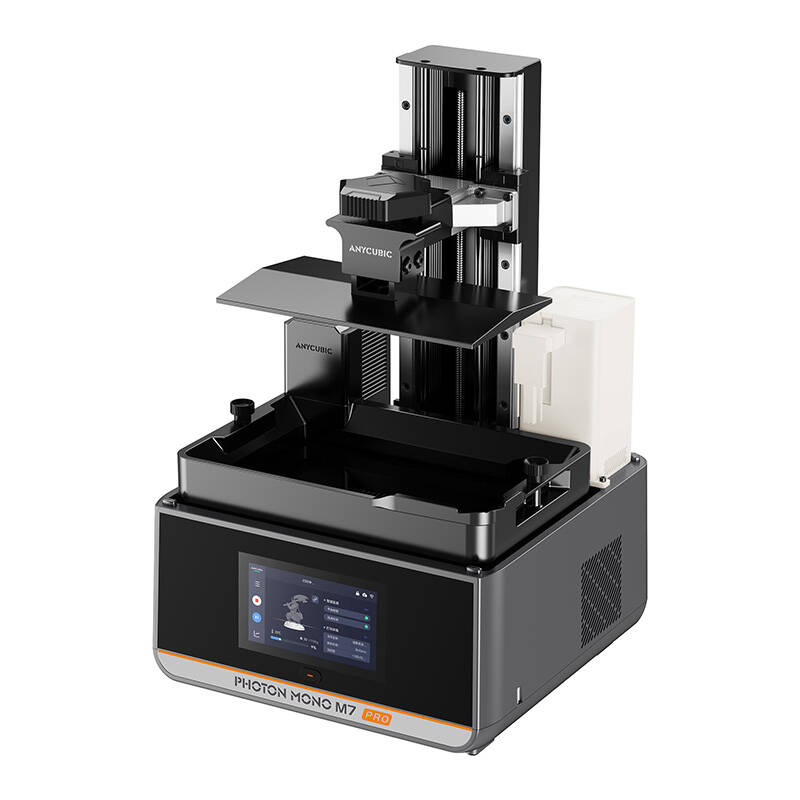 Egy Anycubic Photon Mono M7 Pro 3D nyomtató. Fekete nyomtatási ággyal és érintőképernyővel, amely egy modellt mutat. Szürke és fehér színek.