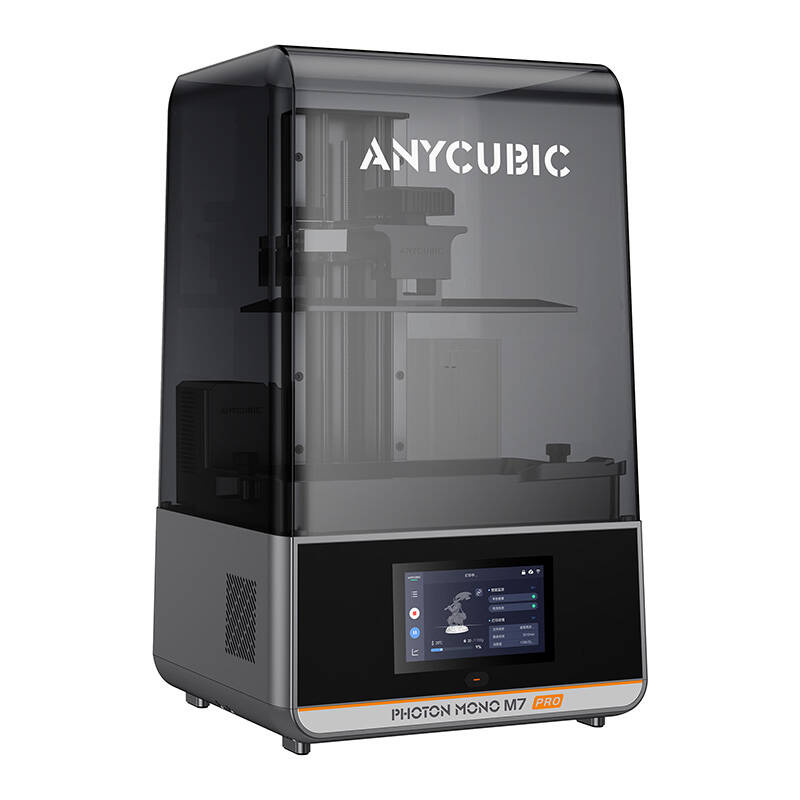 Egy szürke-fekete Anycubic Photon Mono M7 Pro 3D nyomtató. Érintőképernyője, átlátszó fedele és az Anycubic logója van.