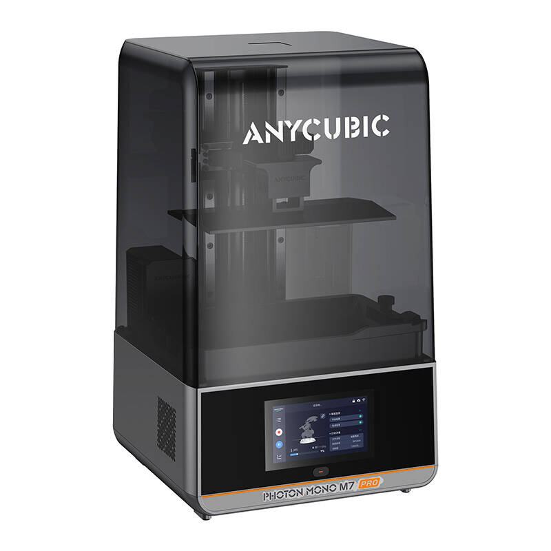 Egy szürke-fekete Anycubic Photon Mono M7 Pro 3D nyomtató. Van egy képernyője, és fehér háttér előtt van.