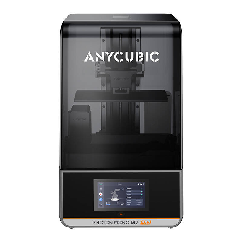 Egy 3D nyomtató fekete burkolattal. Az 'ANYCUBIC' márkanév látható. Egy képernyőn egy modell és beállítások láthatók. A modell neve 'PHOTON MONO M7 PRO'.
