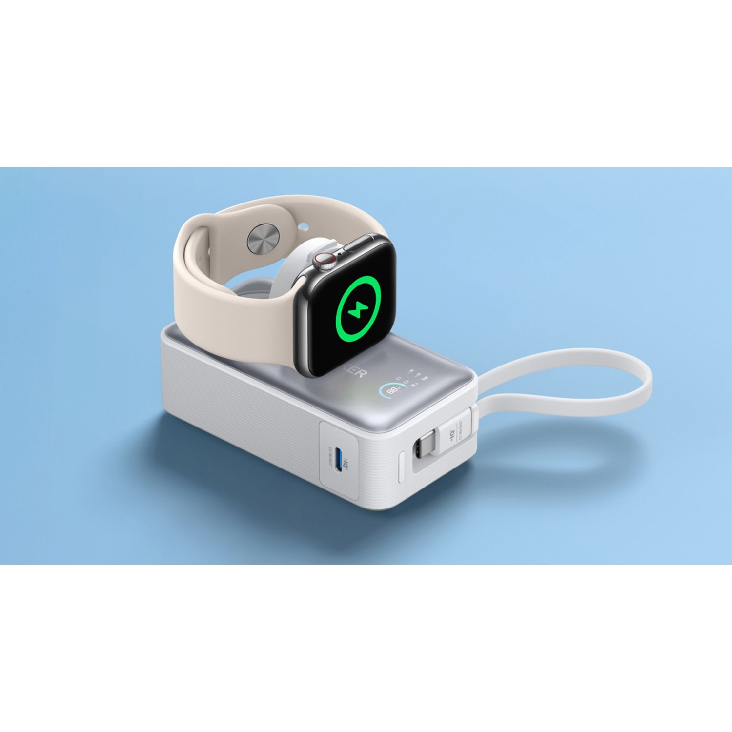 Un Apple Watch con cinturino color crema si sta caricando su un power bank bianco, mostrando un simbolo di carica verde. Sfondo blu.