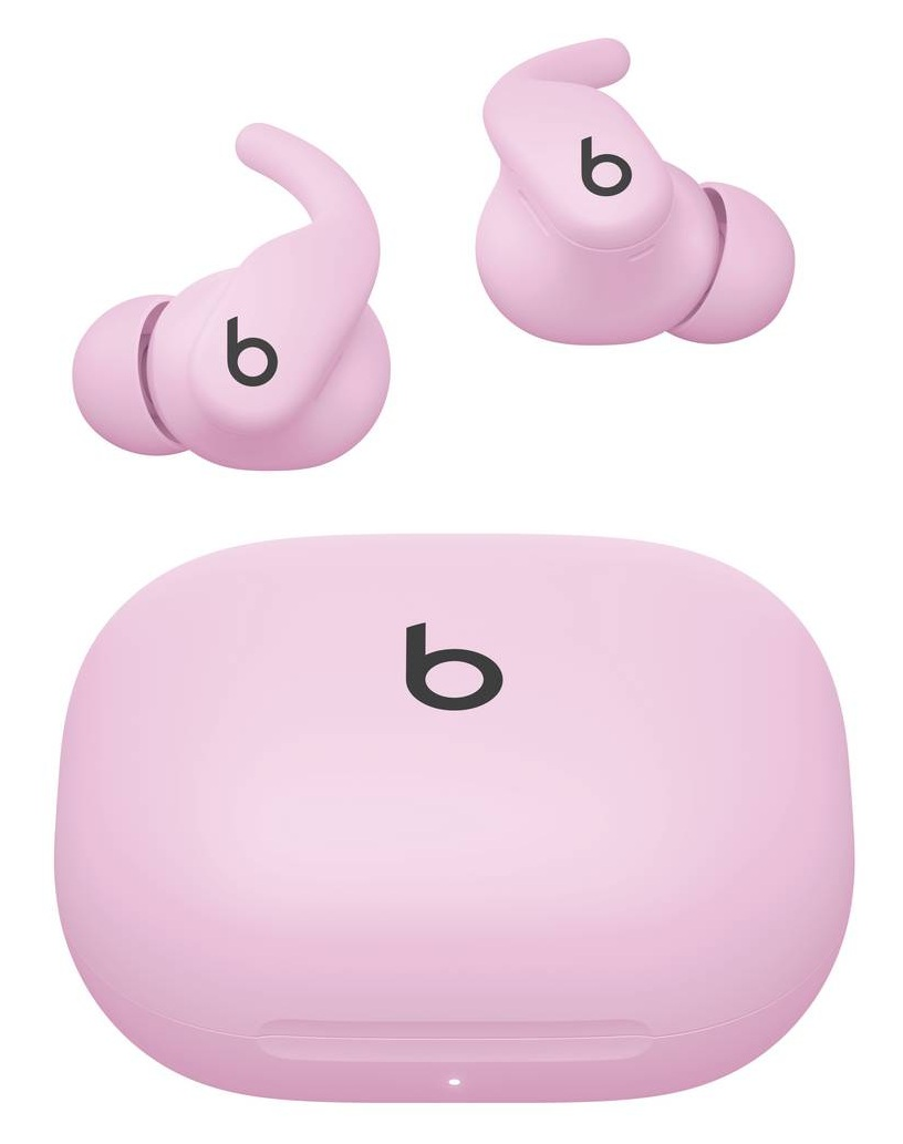 Różowe słuchawki Beats i etui ładujące. Słuchawki mają zakrzywiony kształt z logo 'b'. Etui jest owalne z tym samym logo.