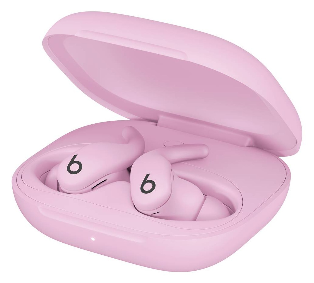 Różowe słuchawki Beats w otwartym etui. Każda słuchawka ma czarne 'b'. Etui jest również różowe, z otwartą pokrywą.