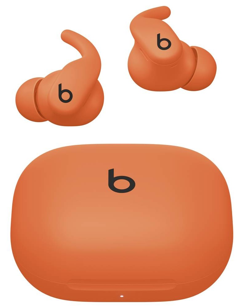 Pomarańczowe słuchawki Beats i etui ładujące na białym tle. Słuchawki mają logo Beats. Etui jest zaokrąglone i jednolicie pomarańczowe.