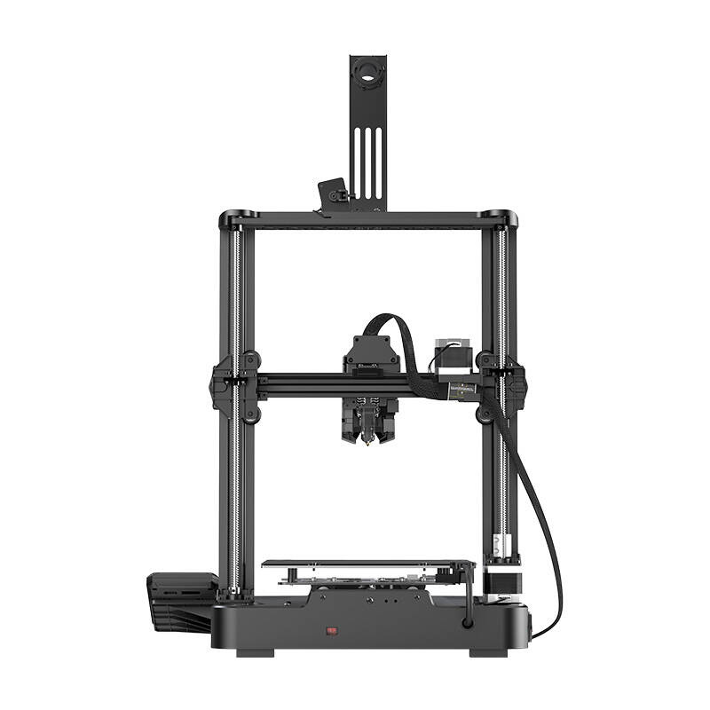 Egy fekete 3D nyomtató, téglalap alakú kerettel. Nyomtatóággyal, fúvóka-szerelvénnyel és vezérlőpanellel rendelkezik, mindez fehér háttér előtt.
