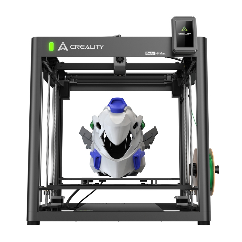 Egy 3D nyomtató fehér és kék tárggyal belül. A nyomtató fekete, Creality logóval. Egy zöld filament tekercs látható.